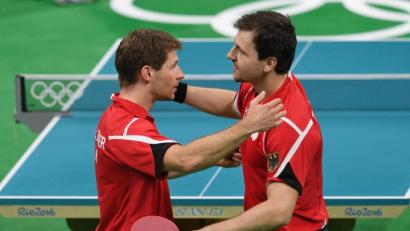 Bild: Felix Kästle/dpa
Bei den Olympischen Spielen in Rio 2016 standen sie im Doppel gemeinsam an der Platte: Am Sonntag sind Bastian Steger (links) und Timo Boll wieder einmal Gegner. Beim Bundesligaspiel in Maxhütte-Haidhof.