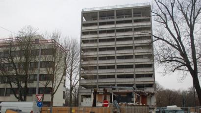 Bild: gib
Nicht mehr lange stehen wird der Wirsing-Turm zwischen Hauptbahnhof und Altstadt. Der Abgang des ehemaligen Studentenwohnheims wird dramatisch.