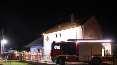 Bild: Alexander Auer
In der Kellerwohnung eines Mehrfamilienhauses in Schierling war am Donnerstagabend ein Feuer ausgebrochen. Ein Mann wurde sehr schwer verletzt.