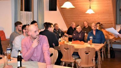 Bild: rgr
Der Vorsitzende der Freien Wähler, Thomas Schopf, sellt die Stadtratskandidaten im Gößenreuther Feuerwehrhaus vor.