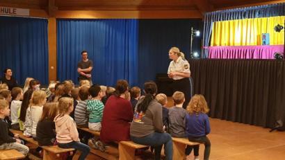 Bild: Grundschule Waldsassen/exb
Die Polizei-Puppenbühne aus Weiden war im Zuge der Verkehrserziehung an der Grundschule Waldsassen zu Gast.