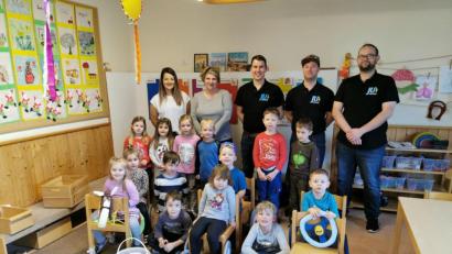 Bild: gz
JU-Kassier Michael Kleber, Stellvertreter Andreas Karl, Vorsitzender Stefan Rupprecht (von rechts) und Verena Reindl (links) überreichen den Kindern um Leiterin Ramona Zangl (Zweite von links) Spielsachen.