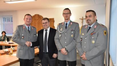 Bild: Lowak
Bürgermeister Karlheinz Budnik besiegelt per Handschlag die Patenschaft mit Hauptmann Johannes Müller (links) von der 4. Batterie des Artilleriebataillons 131. Begleitet wird der Batteriechef von Oberstabsfeldwebel Herbert Walenta (rechts) und Hauptfeldwebel Fabian Hochstetter.