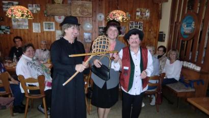 Bild: hai
Für wahre Lachsalven sorgen Ursula Dadder (Pfarrer, von links), Christa Kausler (Ehefrau) und Agnes Horn (Ehemann) beim Sketch „Die Ehescheidung“.