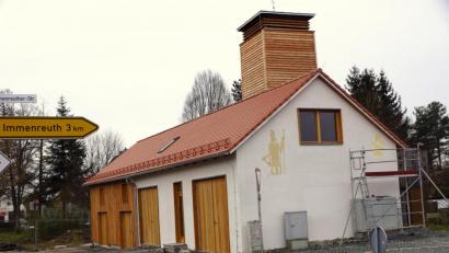 Bild: bkr
Der nächste Schritt für die Gestaltung des Umfeldes des Alten Feuerwehrhauses ist bereits eingeleitet. Der Platz wird begrünt und teilweise befestigt.