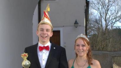 Bild: zth
Das Prinzenpaar Milena I. (Milena Gruber) und Stefan I. (Stefan Held) ist bereits in großer Vorfreude auf den Höhepunkt der diesjährigen Faschingssaison in "Groß-Seebarn".