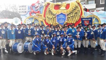 Bild: u
Zum 43. Mal ist der Musikzug heuer beim Rosenmontagzug in der rheinischen Karnevalsmetropole Düsseldorf mit von der Partie. Für die Musiker und Majoretten wird die Atmosphäre auf der 5,28 Kilometer langen, von begeisterten Jecken gesäumten Strecke, wieder zu einem besonderen Erlebnis.