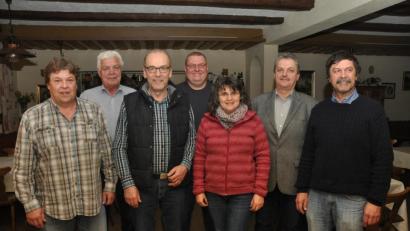 Bild: dob
Johann Balk (Dritter von links) steht wieder dem Imkerverein Altenstadt vor. Angelika Meier aus Leuchtenberg ist seine Stellvertreterin. Bürgermeister Andreas Wutzlhofer (Zweiter von rechts) und Kreisvorsitzender Alois Habeck aus Weiherhammer (Zweiter von links) loben dieses großartige Engagement.