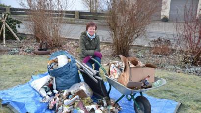 Bild: Anne Wiesnet
Einen riesigen Berg Unrat hat Doris Mayer-Englhart in nur wenigen Stunden am Waldrand bei Grafenwöhr zusammengetragen. Über das Ausmaß der Umweltverschmutzung kann sie nur den Kopf schütteln.