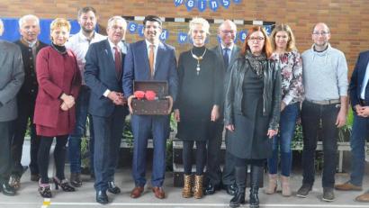 Bild: Kunz
Bei der Amtseinführung des neuen Rektors an der Hans-Sauer-Schule sind dabei (von links) Josef Melch, Hans Hiermaier, Gabriele Laurich, Markus Bäumler, Kurt Seggewiß, Matthias Holl, Christine Söllner, Pfarrer Heribert Engelhardt, Petra Walberer, Renate Reger, Jürgen Kett und Manuel Sennert.