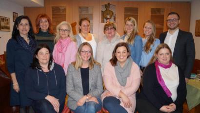 Bild: du
10 Damen gründen in Schirmitz einen neuen Ortsverband der Frauen-Union. Kreisvorsitzende Tanja Schiffmann (links, stehend) wirkt als "Geburtshelfer" mit. Einstimmig wird Ariane Heigl (vorne, Zweite von links) zur Vorsitzenden gewählt. Bürgermeister Ernst Lenk (rechts) ist förderndes Mitglied der FU.
