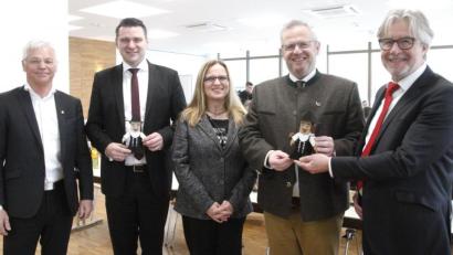 Bild: Hirsch
Präsident Peter Aicher (links), Hauptgeschäftsführer Alexander Habla (rechts) und Frauenbeauftragte Sieglinde Kammerl-Eibl (Mitte) überreichten Landrat Thomas Ebeling (Zweiter von links) und Oberbürgermeister Andreas Feller (Zweiter von rechts) den "Timmy", das Maskottchen der Zimmerer-Innung Bayern.