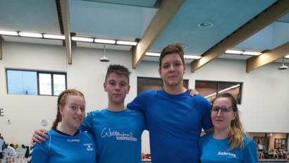 Bild: exb
Für die SG Nordoberpfalz traten Tamara Reisner, Leo Hieke und Markus Ruff in der Landesliga an. Rechts ihre Trainerin Sabrina Bruckner.