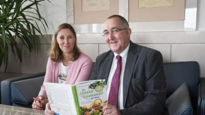 Bild: Gabi Schönberger
Verlagsexperten können auch bei Spendenübergaben das Fachsimpeln nicht lassen. Josef Roidl und Viola Vogelsang haben ein Herz für Printprodukte und für „Lichtblicke“.