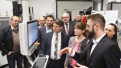 Bild: Gabi Schönberger
Marco Bauer, Geschäftsführer von BAM (von rechts), erklärt Digitalministerin Judith Gerlach (CSU), Bürgermeister Lothar Höher (CSU), CSU-Bürgermeisterkandidat Benjamin Zeitler und Landtagsabgeordneten Stephan Oetzinger (CSU) die Schritte der Produktion.