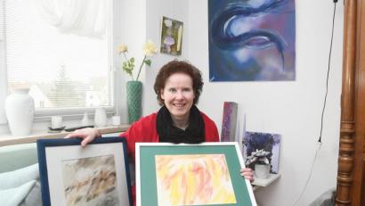 Bild: Gabi Schönberger
Susanne Kempf freut sich, dass die Bilder doch noch wohlbehalten in Weiden ankamen.
