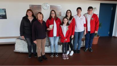 Bild: bsc
Manuela Schürlein und Monika Seidel vom Frauen- und Mütterverein Friedenfels (von links) überreichten an eine Abordnung des Jugendrotkreuzes mit Melanie Schultes, Leona Thiem, Michelle Hausknecht und Tobias Megies (von links) eine Spende von 250 Euro. BRK-Bereitschaftsleiterin Andrea Winkler (Zweite von rechts) dankte zusammen mit den Jugendlichen für die großzügige Unterstützung.