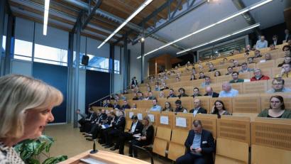 Bild: Wolfgang Steinbacher
Für OTH-Präsidentin Andrea Klug (links) waren die vollen Sitzreihen im Siemens-
Innovatorium Beweis dafür, dass die Veranstaltung, „Künstliche Intelligenz – Potenziale erkennen und nutzen“, den Puls der Zeit trifft.