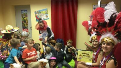 Bild: exb
Anna und Carla von der Prinzengarde der Narrhalla Windischeschenbach lesen in der Stadtbücherei den maskierten Kindern vor.