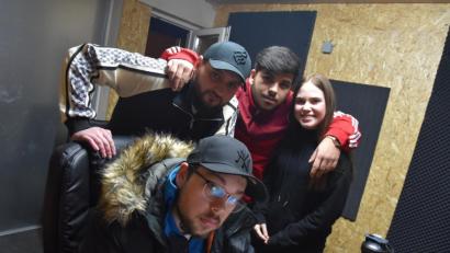 Bild: jut
Die Rapper Julian Ulbricht (hinten von links) und Nico Reyes sowie Sängerin Alana Rauch stehen hinter Antonio Reyes, der sonst eher im Hintergrund ist.