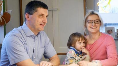 Bild: Gabi Schönberger
Gestatten, Familie Ziegler: Markus (links) bekennt sich zur CSU, Ehefrau Hildegard ist eingefleischte Sozialdemokratin. Tochter Pia wirkt politisch noch ein bisschen unentschlossen.