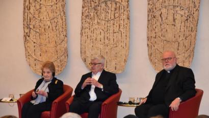 Bild: Alexander Pausch
Die früheren Außenminister Madeleine Albright (USA) und Joschka Fischer (Deutschland) diskutieren mit Kardinal Reinhard in der katholischen Akademie in München über einen Bann von Atomwaffen.