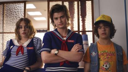 Bild: Netflix/dpa
Die Schauspieler Maya Hawke (als Robin), Joe Keery (Steve) und Gaten Matarazzo (Dustin) in einer Szene der Netflix-Serie "Stranger Things".