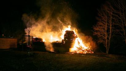 Bild: Masching
Der Unterstand aus Naturmaterialen bestand hauptsächlich aus Stroh, das lichterloh brannte und die Flammen meterhoch schlagen ließ.
