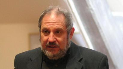 Bild: Hirsch
Pianist und Musikwissenschaftler Siegfried Mauser saß im wissenschaftlichen Beirat der Weidener Max-Reger-Tage und ist wegen sexueller Nötigung zu einer Haftstrafe verurteilt. Diese trat er bisher noch nicht an. Stattdessen soll er nach Österreich geflohen sein.