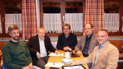 Bild: jma
Drängende Themen besprechen die SPD-Bürgermeister und -kandidaten des Vierstädtedreiecks. (von links) Thomas Ott, Jürgen Kürzinger, Bernhard Stangl, Thorsten Hallmann und Michael Tiefel.