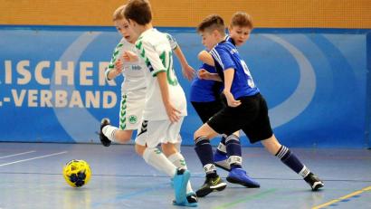 Bild: Werner Franken
Die D-Junioren der SpVgg SV Weiden hatten bei der Futsal-Landesmeisterschaft in Kirchenlaibach einen schweren Stand und beendeten das Turnier ohne Sieg. Im Spiel gegen die SpVgg Greuther Fürth (Szene) kassierten sie mit 0:5 ihre höchste Niederlage.