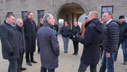 Bild: nm
Mit Franz Müntefering (vorne, Mitte) kam ein SPD-Urgestein nach Flossenbürg. Interessiert und tief beeindruckt informierte sich der Gast in der KZ-Gedenkstätte.