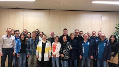 Bild: wec
Die Vertreter der Vereine und Gruppierungen mit ihren insgesamt 227 jugendlichen Mitgliedern erhalten von der Gemeinde die jährliche Förderung. Der scheidende gemeindliche Jugendbeauftragter und Dritte Bürgermeister Erich Meidinger (links) zieht Bilanz.