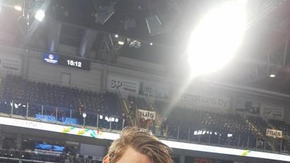 Bild: gud
Nach dem Spiel nutzten insbesondere die jungen Spieler und Spielerinnen die Möglichkeit eines Fotos zusammen mit ihren Idolen reichlich aus. Hier Lea Zimmet mit dem Rechtsaußen der Nationalmannschaft, Tobias Reichmann.