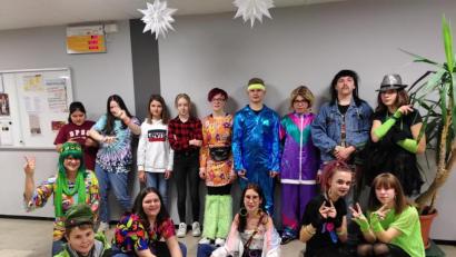 Bild: jzk
Die Klasse 8M8a und ihre Klassenlehrerin Heidrun Schelzke-Deubzer (links) freuten sich über den ersten Preis bei der Maskenprämierung.