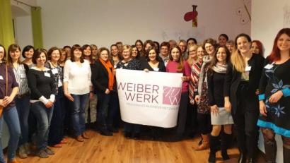 Bild: jzk
Jessika Wöhrl-Neuber, Jennifer Reber und Elisabeth Bayer (vorne, von rechts) freuten sich über die große Resonanz beim Gründungstreffen des Netzwerks "Weiber-Werk" im Familienzentrum Mittendrin.