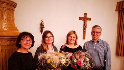 Bild: hir
Die Vorsitzenden der Kolpingsfamilie Maria Richthammer (links) und Georg Hirmer (rechts) verabschiedeten Susanne Most (Zweite von rechts) und Sabine Schönberger (Zweite von links) als Leiterinnen der Eltern-Kind-Gruppen "Zwerglein" und "Krabbelkäfer".