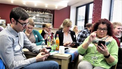 Bild: ubb
Nicht heimlich, sondern ganz offen haben die Plenumsteilnehmer mitten im Vortrag in ihre Smartphones geschaut. Wirtschaftsförderer Volker Höcht hat sie dazu aufgefordert, um Vorteile der Digitialisierung zu veranschaulichen.