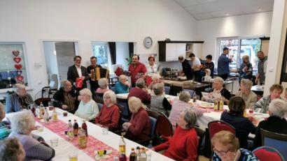 Bild: gz
Die SPD-Kandidaten versorgen die Senioren zum Valentinstag mit Geschenken, Kaffee und Kuchen. Den musikalischen Teil übernahm Josef Maier.