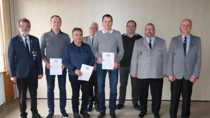 Bild: ral
Die SuKK ehrte Mitglieder für langjährige Mitgliedschaft. Im Bild die Jubilare zusammen mit den Ehrengästen: (von links) BSB-Kreisvorsitzender Peter Schottenhaml, Andreas Schatz, Georg Brunner, zweiter Vorsitzender Erhard Obendorfer, Michael Schatz, Dritter Bürgermeister Eduard Delling, stellvertretender BSB-Kreisvorsitzender André Pöppich und Vorsitzender Andreas Scharf.
