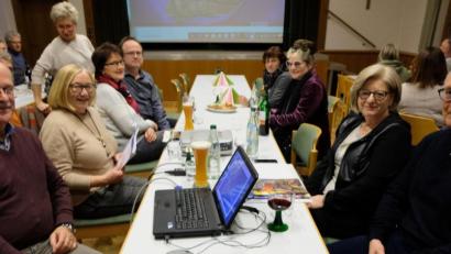 Bild: le
Die Flosser Ehepaare (von links) Josef und Rita Rosner sowie, Reinhold und Ingrid Bayer schildern ihre Eindrücke in einem Lichtbildervortrag. Die Arbeitstage von Schwester Ellen beleuchten sie ebenso wie Impressionen von der Landschaft.