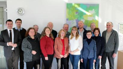 Bild: exb
In der ersten Sitzung des neuen Naturschutzbeirats (Bild) verabschiedete Landrat Thomas Ebeling (links) die langjährigen Beiräte Anton Obendorfer (rechts) und Jürgen Gehrmann (Dritter von rechts).