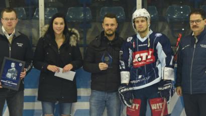 Bild: gb
Ehrung von Tomas Rubes zum Spieler des Jahres (von links): Simon Ertl vom Medienteam der Blue Devils, Lena Schreglmann, Stefan Nörl vom Medienteam der Blue Devils, Tomas Rubes und Franz Vodermeier, der Geschäftsführer der Blue-Devils-Spielbetriebs-GmbH.