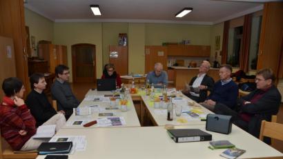 Bild: dob
Die Verantwortlichen der Schleife 9 auf dem Gebiet der Großgemeinde und des Flosser Amts treffen sich im evangelischen Gemeindehaus Vohenstrauß zu einem Austausch über den Simultankirchen-Radweg. Im Jahr 2024 steht das 900-jährige Jubiläum der Kirchenweihe der Simultankirche Altenstadt an.