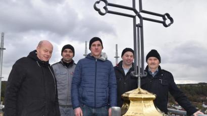 Bild: Gottfried Schubach
Das Foto zeigt Architekt Johann Ernst, Stefan Pröls von der Spengerlei Amann, Kirchenmalermeister Jürgen Hausner und die Kirchenverwaltungsmitglieder Peter Jell und Georg Edenharter.