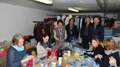 Bild: fjo
Dritter Bürgermeister Johannes Zeug, Marktrat Rudi Grundler junior, Festleiter Andreas Ringholz und Schneidermeisterin Christel Schmidt (stehend, von rechts) gaben den Startschuss für die Auftaktarbeiten zum Friedenfest im Jahr 2021.