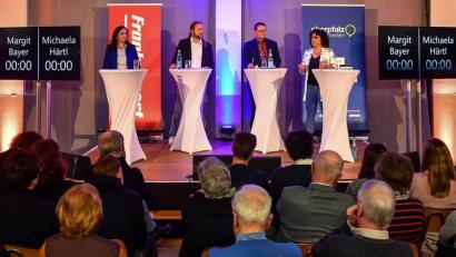 Bild: Miedl/fph
Die Bürgermeisterkandidatinnen Margit Bayer (links) und Michaela Härtl (rechts) stellen sich den Fragen der Redakteure Wolfgang Benkhardt (Zweiter von rechts) und Gerd Pöhlmann (Zweiter von links).
