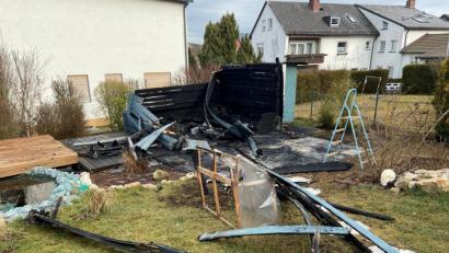 Bild: Gustl Beer
Das Gartenhäuschen in Windischenbach wurde ein Raub der Flammen.