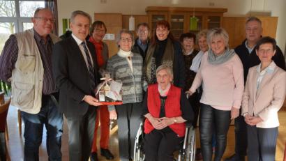 Bild: jr
Elfriede Buchinger (vorne, Mitte) feierte am Samstag ihren 90. Geburtstag. Neben Verwandten und Freunden gratulierte auch Bürgermeister Roland Grillmeier (Zweiter von links).