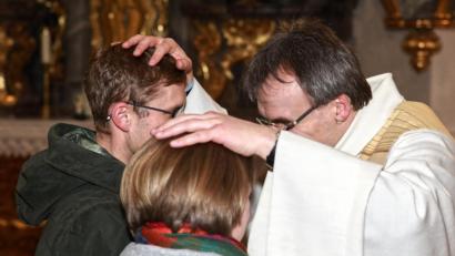 Bild: JOCHEN NEUMANN 
ERBENDORF
Pfarrer Martin Besold veranstaltete in der Mariä-Himmelfahrtskirche in Erbendorf einen Gottesdienst zum Valentinstag. Dabei segnete er die anwesenden Paare.